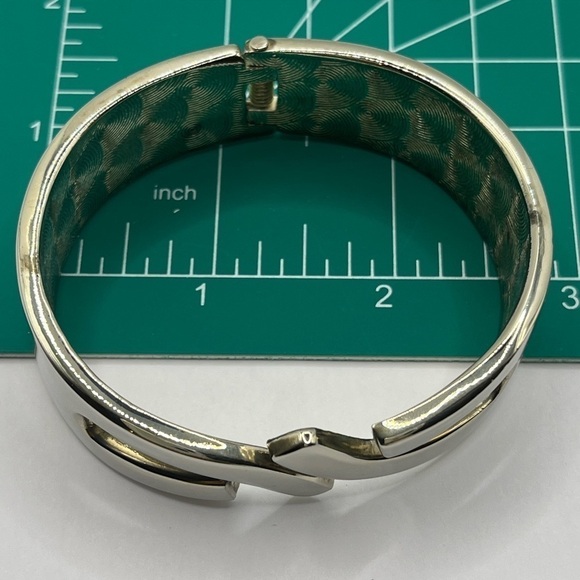 Bracelet Contemporary Style Big Bold hinged Clapper-style silver plated cuff - Picture 7 of 9